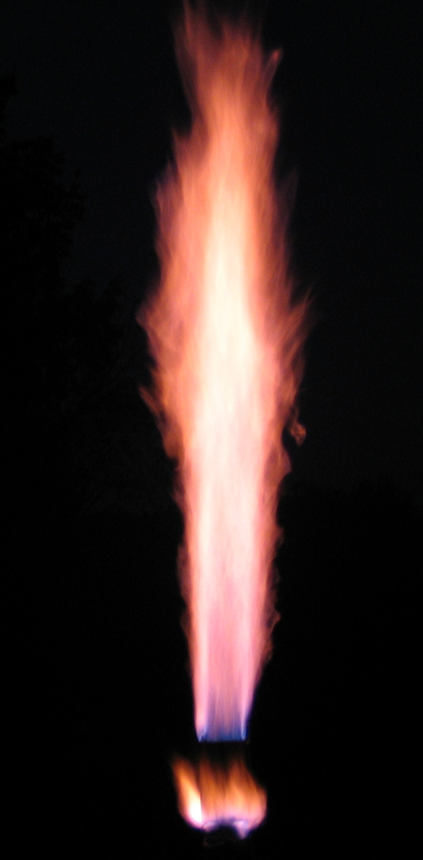 wood gas flame from a vehicle gasifier. This gas is rich in hydrogen and carbon monoxide. (Wikipedia / KY Metro)